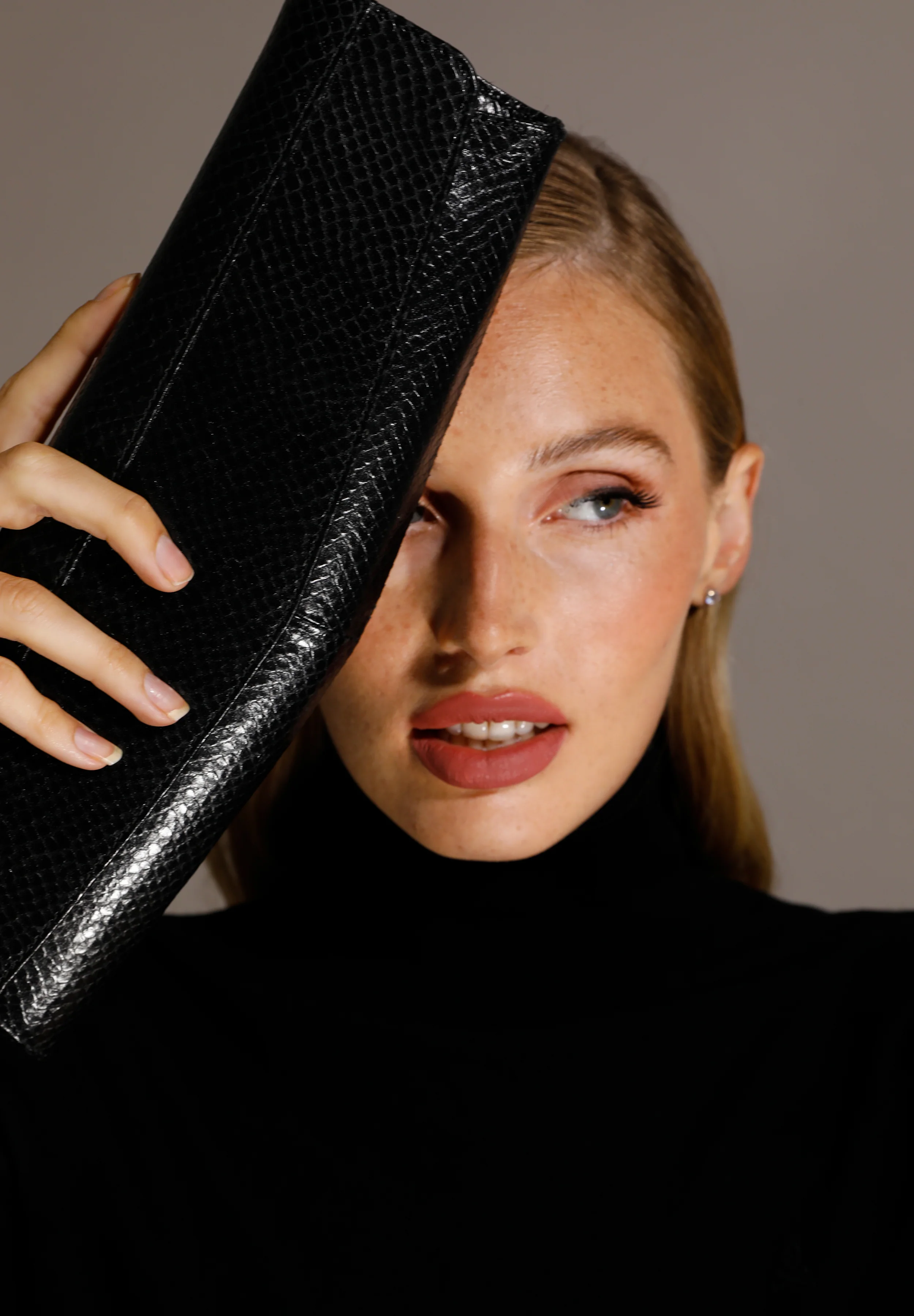 Bolso Baguette serpiente negro - Image 4