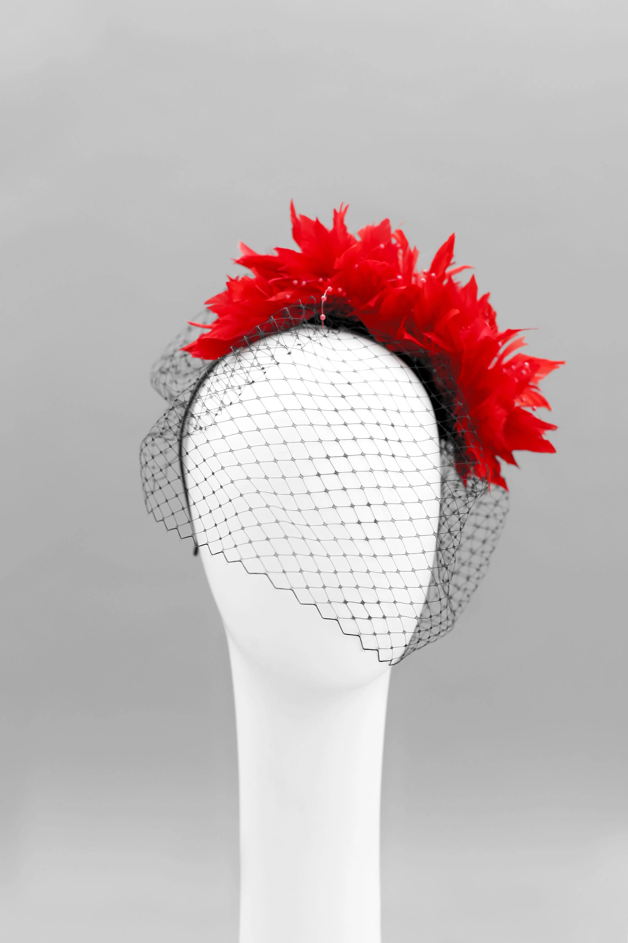 TOCADO PLUMA ROJO Y NEGRO