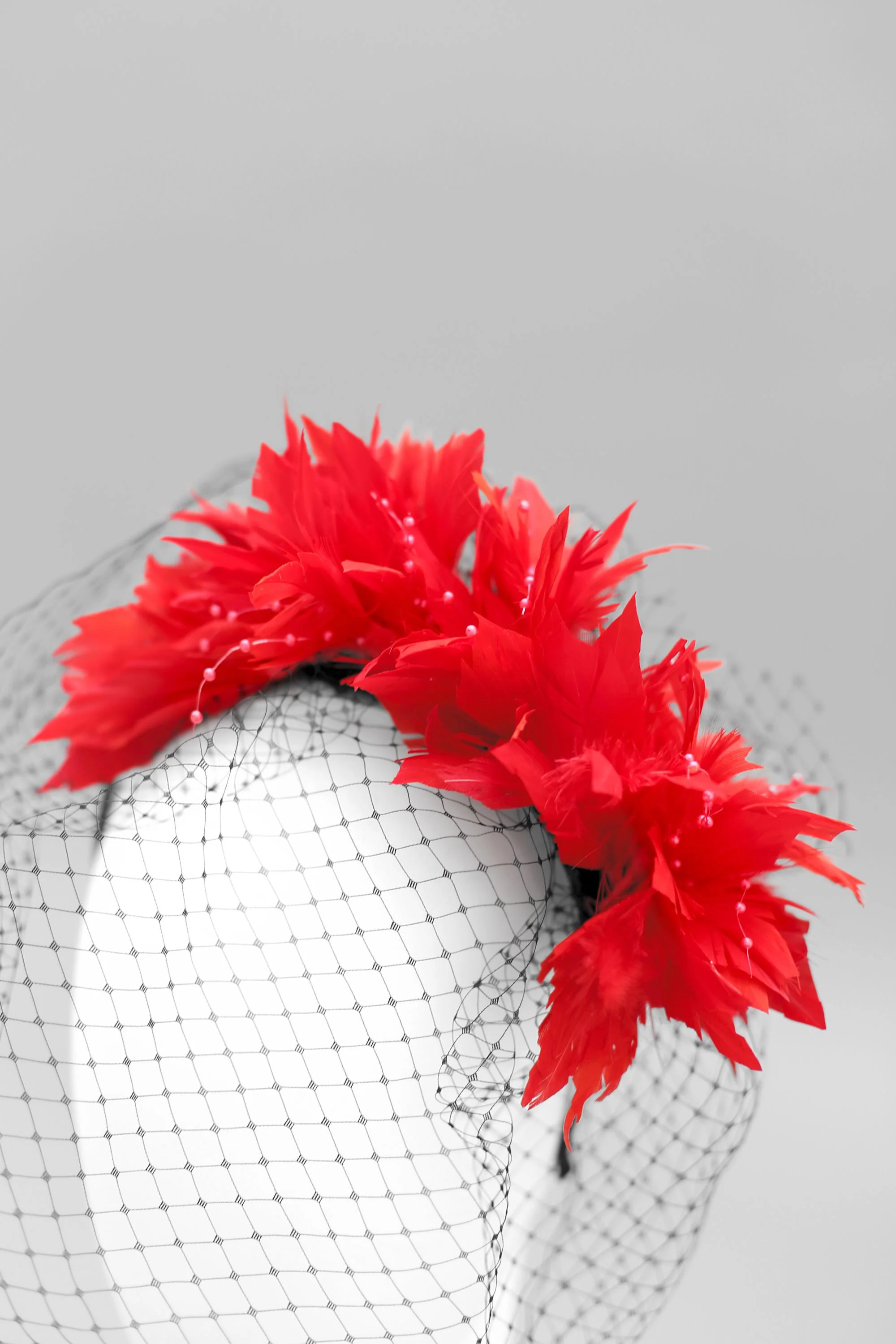 TOCADO PLUMA ROJO Y NEGRO - Image 2